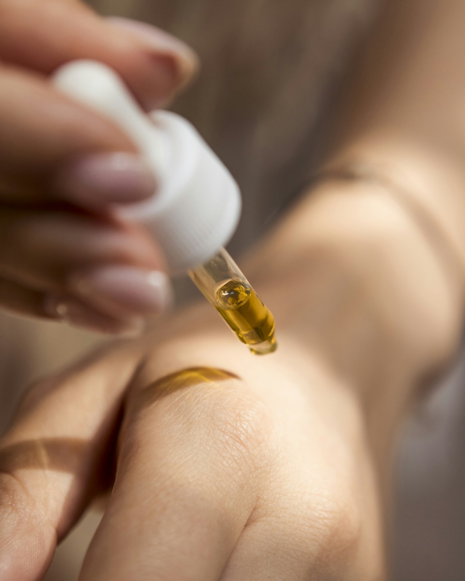 Nahaufnahme eines Pflegeserums, das für eine Gesichtsbehandlung vorbereitet wird